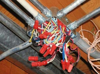 messy_wiring_in_junction_box_4.jpg