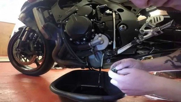thumbnail image 2 of Suzuki GSXR 750 2006-2007 K6 K7 Service Kit - K&N Oil Filter + Motul 5000 Oil 2 of 5