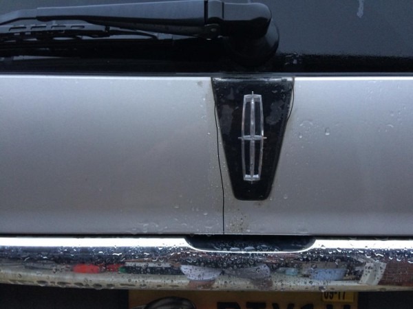 2003 Lincoln Aviator Crack In Rear Panel Below Window 16 Complaints